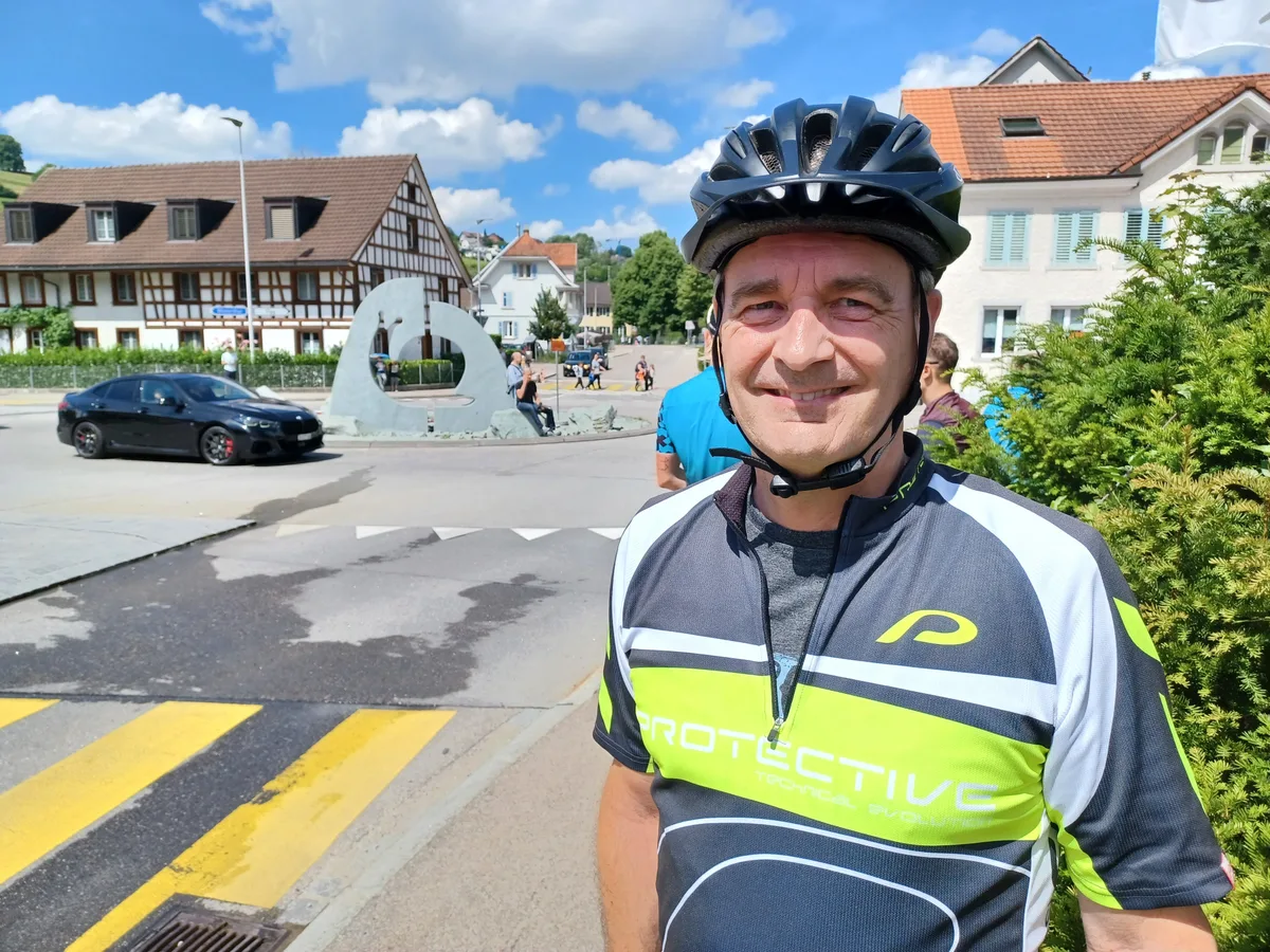 Porträtfoto eines Mannes mit Velohelm.